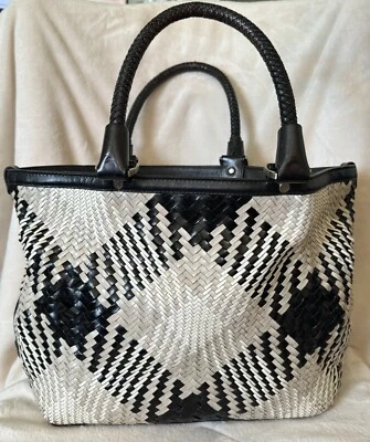 Bolso de hombro COLE HAAN Genevieve tejido blanco y negro asas trenzadas Foto 1 de 4