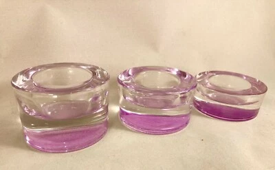 Candelabros de luz de té púrpura de vidrio ETIQUETA, juego grueso 3, tamaño surtido, nuevo en caja Foto 1 de 4