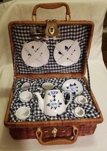 Vintage Delton Kinder Teeservice kobaltblau Motiv im Weidenkorb mit Utensilien - Bild 1 von 16