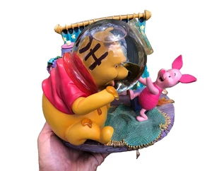 Disney Store WINNIE THE POOH PIGLET MUSICAL GLOBO DE NIEVE RUMBLY IN MY TUMBLY - Imagen 1 de 5