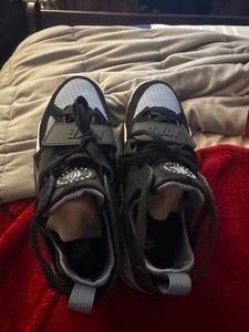 Nike Air Trainer Huarache 2025 Black Cool Blue IH4470 Gr. 001 Gr. 9 NEU grau - Bild 1 von 5