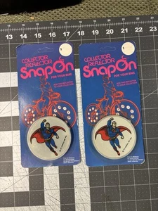 Lotto di 2 riflettori Superman Snap On Bike vintage 1976 non perforati DC Comic Charhill US - Foto 1 di 7