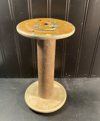 Carrete industrial de fábrica industrial de madera antigua primitiva Akron de 9,25” de alto SOPORTE PARA SOMBREROS Foto 1 de 4