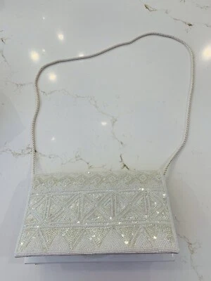 "Cartera sin asas de hombro de vinilo blanca y lentejuelas blancas nueva en caja 9""x5""" Foto 1 de 4