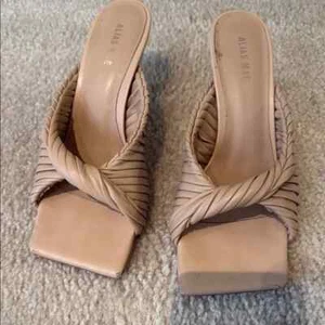 Alias Mae Women's Heels in Nude- Sz 39 or 8.5 - Picture 1 of 5