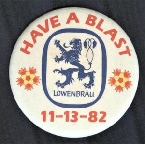LOWENBRAU 1982 BRAUEREI BIER 3 Zoll PIN "Have a Blast" mit großem Logo und Datum - Bild 1 von 3