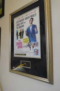 Cliff Richard Autogramm auf "The Young Ones" Poster. Gerahmt Zertifiziert - Bild 1 von 7
