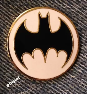 DC Comics Batman Pin ~ weißes Spotlight Logo ~ Vintage 1988 Cloisonne ~ Neu aus altem Lagerbestand - Bild 1 von 5