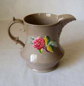 Jarra de drabware de principios del siglo XIX con ramitas blancas de rosas esmaltadas en colores - Imagen 1 de 7