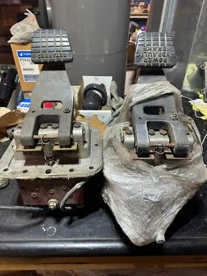 Komatsu Hydraulic Valve 4086240 Manifold 3-Spool Hydraulic Control Valve 0209102 - Image 1 of 3