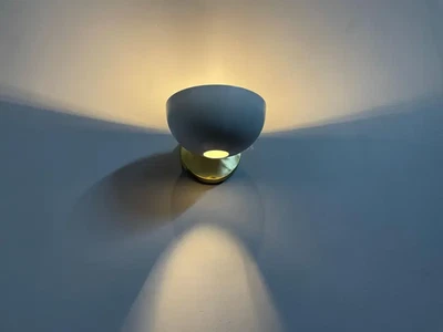 Aplique de pared moderno minimalista de media cúpula, montaje en latón Foto 1 de 4