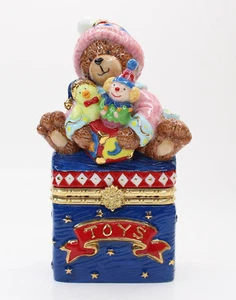 Teddybär mit ihrem Spielzeug Porzellan aufklappbare Schmuckschatulle handbemalt Spielzeugkiste - Bild 1 von 12