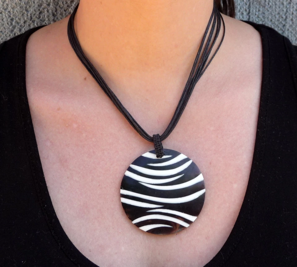 Halskette rund Schwarz und Weiß Perlmutt Naturschmuck Handarbeit Bali Indonesien - Bild 1 von 1