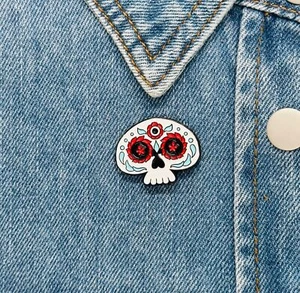 ⭐Sugar Skull Enamel Pin Calavera Broch Day Of The Dead Theme Red & White Flowers - Picture 1 of 5