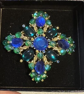 Broche Cruz Maltesa Joan Rivers Estrás Azul y Verde, Cabujones En Caja - Imagen 1 de 5