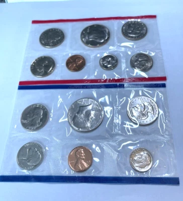 1981 Official U.S. Mint Set Philadelphia & Denver Uncirculated in Original Pack - Image 1 of 2