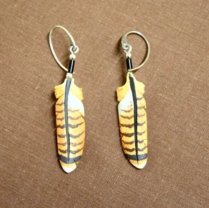 Hand-carved feather dangle earrings, Red-tail hawk, signed "Neco" - Picture 1 of 3