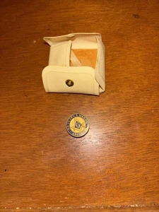 Grand Lodge of Arkansas Masonic Freemasonry Lapel Pin Gold Tone - Picture 1 of 2