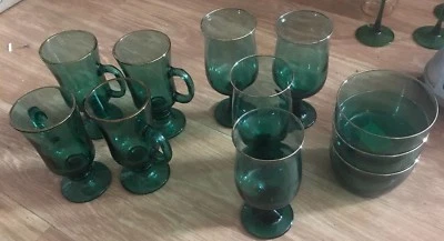 Juego de cristalería verde oscuro Libbey. 4 vasos de crema irlandesa. 4 copas. 3 cuencos de postre Foto 1 de 4