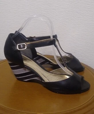 Saks Fifth Avenue ~ Bomba de cuña 3" tacón mujer talla 8 - charol negro con correa Foto 1 de 4