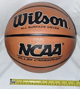 Wilson Basketball NCAA Killer Crossover College taglia 7 WTB0979 07 - Foto 1 di 11