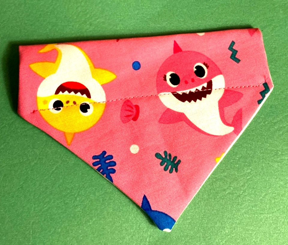 Sobre Cuello Deslizable Mascota Perro Gato Bandana Bufanda ROSA BEBÉ TIBURÓN PEQUEÑO Foto 1 de 1