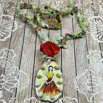 Collar Vintage Años 60 Dama Tela Conchas Hecho a Mano Reciclado Mujer Joyería Foto 1 de 4