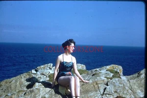 Diapositiva 35 mm 1958 Newquay Glamorous Woman By The Sea Kodachrome Red Border v3 - Imagen 1 de 1