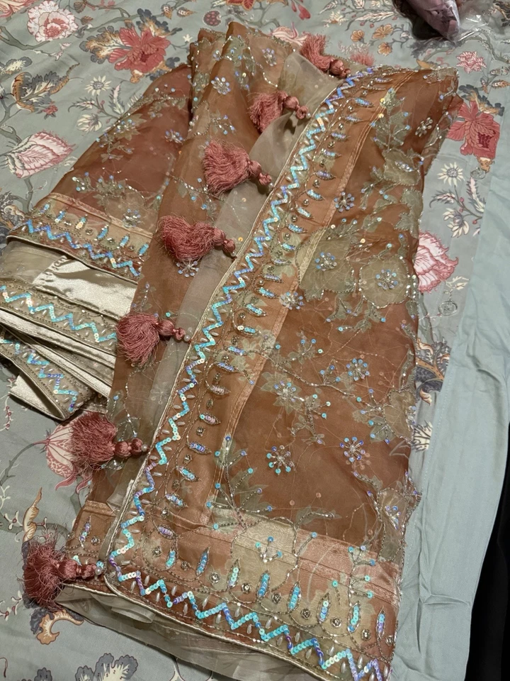 Sari artesanal de muselina marrón suave Foto 1 de 1