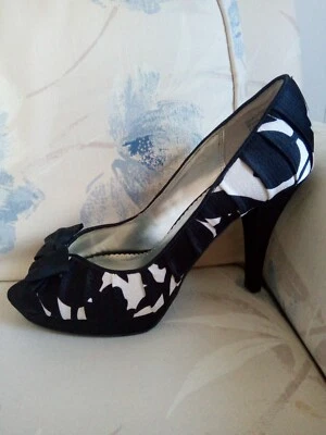 Bomba de tacón Michaelangelo para mujer negra blanca punta abierta plataforma 4,5" talla 10M Foto 1 de 4