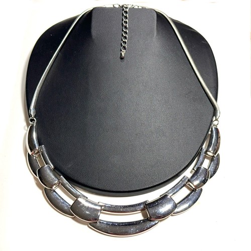 VETEMENTS Collana dichiarazione stile bavaglino tono argento catena serpente elegante look di fascia alta