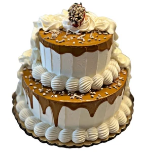 DEZICAKES Gefälschte Cupcakes & Kuchen Künstliche Lebensmittel 2 Ebenen Karmel Vanille Nieselregen Ca - Bild 1 von 6