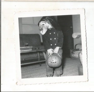 RP FAMILY PHOTO SNAPSHOT HALLOWEEN JACK O LANTERN WOB OCT 31 1955 - Picture 1 of 1