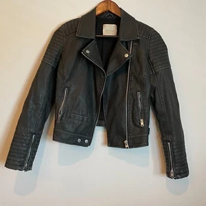 Altar'd State Kunstleder Motorradjacke klein durchgehender Reißverschluss seitliche Schnallen schwarz - Bild 1 von 5