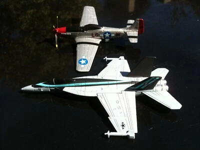 Corgi Top Gun Maverick, F/A-18E & P-51D 2 Pieces Set Diecast Models  1:150 Scale - Image 1 of 4