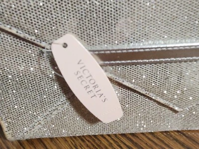 PLATEADO Metálico Bolso sin asas Bolso de Maquillaje PROM Nuevo con Etiquetas Sobre Victoria's Secret Foto 1 de 4