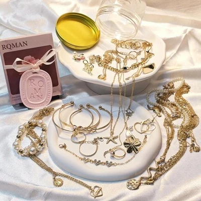 Goldfarbene minimalistische Vintage Schmuckdose und hängende Aromastein Motiv Geschenkbox - Bild 1 von 4