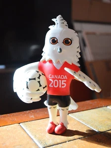 KANADA 2015 FRAUEN-WELTMEISTERSCHAFT OFFIZIELLES MASKOTTCHEN SELTENE HARTPLASTIK FUSSBALLPUPPE - Bild 1 von 10