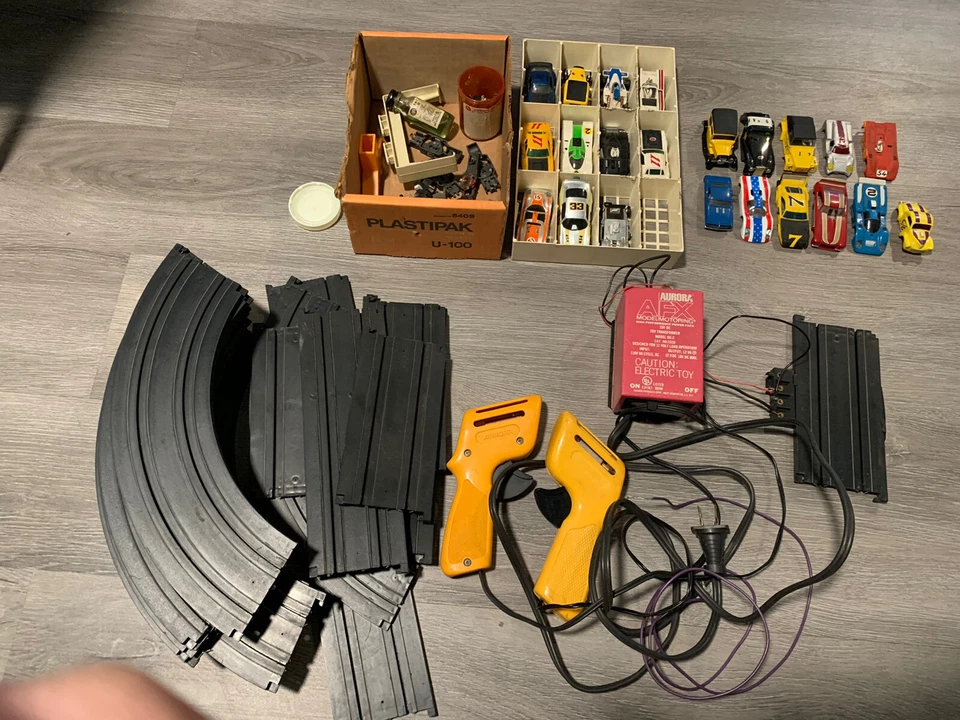 lote vintage de coches slot tyco/aurora y piezas + pista y más GRAN LOTE Foto 1 de 4