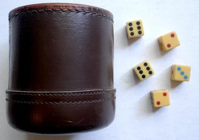 Taza de dados de cuero vintage con 5 dados Foto 1 de 4