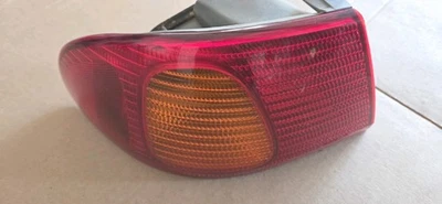 Левый задний фонарь для Toyota Corolla 1999-2002 годов выпуска с оригинальными лампочками. - Изображение 1 из 4