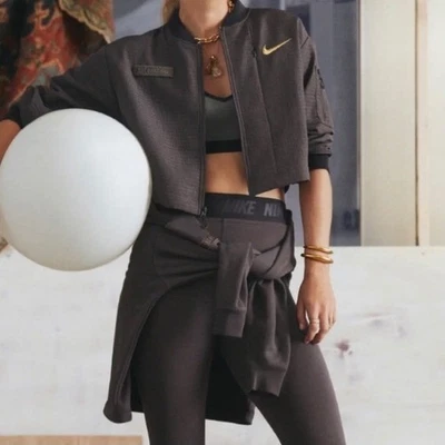 Jaqueta cropped feminina Nike x Maria Sharapova bombardeiro cinza dourado logotipo detalhe US$ 150 - Imagem 1 de 4