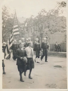 Snapshot Vintage Photo WW1 Parade US Navy Sailors Boys Flag Trumbull Ave WWI - Picture 1 of 6