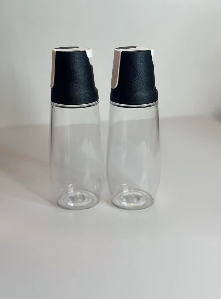 Tupperware Tilt 'N Serve 11 oz dispenser olio e aceto bottiglia set 2 nero nuovo - Immagine 1 di 1