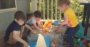 Sand Box For Kids Outdoor W Toys Lid Cover Toddler Truck Construction Excavator - Foto 1 di 3
