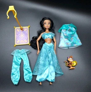 Disney Store Classic Princess Jasmine Doll Aladdin 11" Magic Capet Stand & Apu - Foto 1 di 4