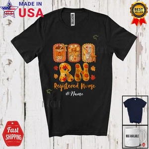 Nombre Personalizado RN Enfermera; Acción de Gracias Otoño Café Pajarita; Mujer Familia Camiseta - Imagen 1 de 7
