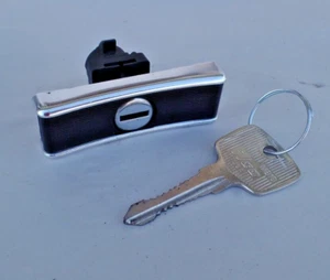 MERCEDES SL Glove box lock w key 107 450sl 380 560 450 glovebox 380sl 560sl 280  - Bild 1 von 3