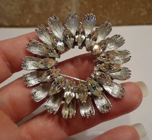 VINTAGE Costume Jewelry PIN BROOCH Clear RHINESTONE Silver Tone ROUND signed ESK - Bild 1 von 4
