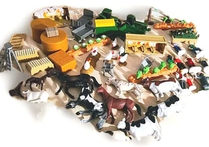 Lote 93 Ertl Animales de Granja Vallas Personas Die Cast Tractores Herramientas de Jardín Cobertizos  - Imagen 1 de 23